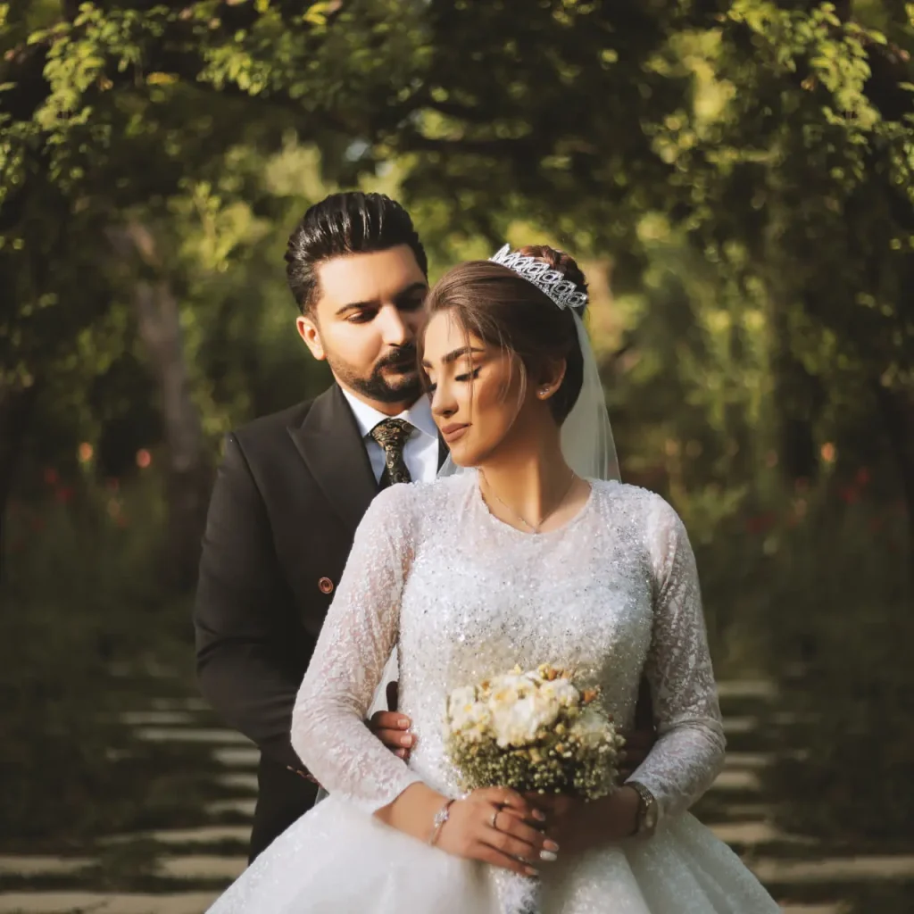 نمونه عکس عروس و داماد در باغ