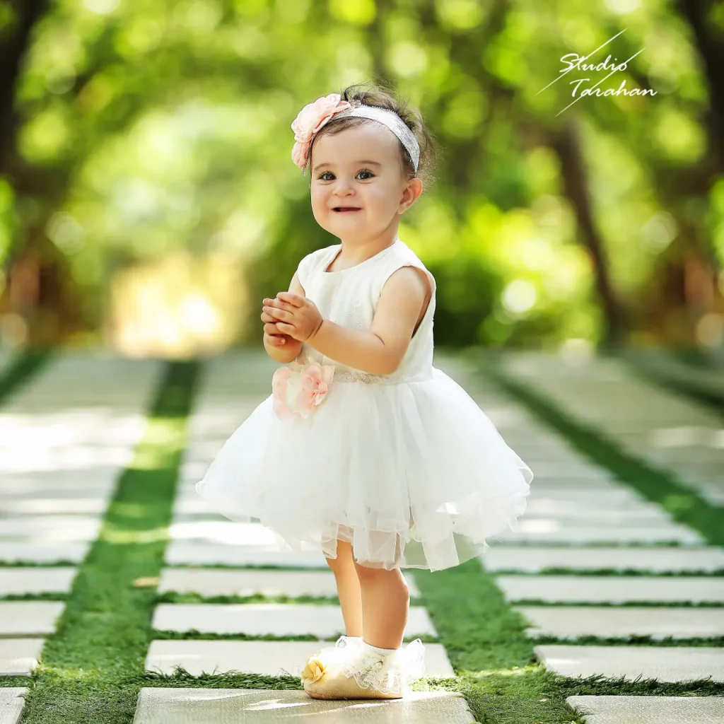 عکاسی کودک با لباس عروس بچه گانه